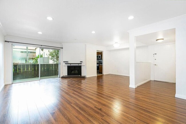 14990 Victory Blvd in Los Angeles, CA - Building Photo - Building Photo