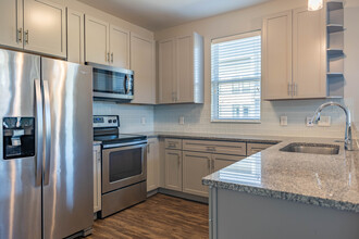 The RED Apartments & Townhomes in Cincinnati, OH - Foto de edificio - Interior Photo