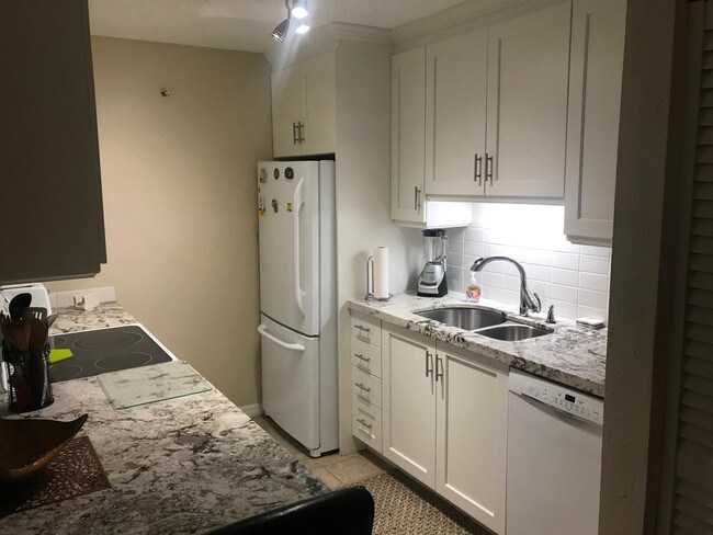 600 Executive Center Dr-Unit -203 in West Palm Beach, FL - Building Photo - Building Photo