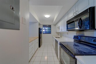 890 N Village Dr, Unit 103 in St. Petersburg, FL - Building Photo - Building Photo