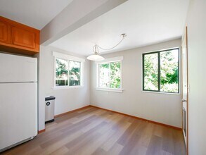 5712 8th Ave NE in Seattle, WA - Building Photo - Building Photo