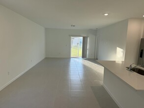 664 Carlyle Wy in Fort Pierce, FL - Building Photo - Building Photo