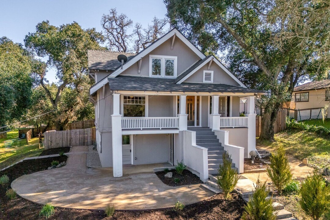 6843 Santa Lucia Rd in Atascadero, CA - Building Photo