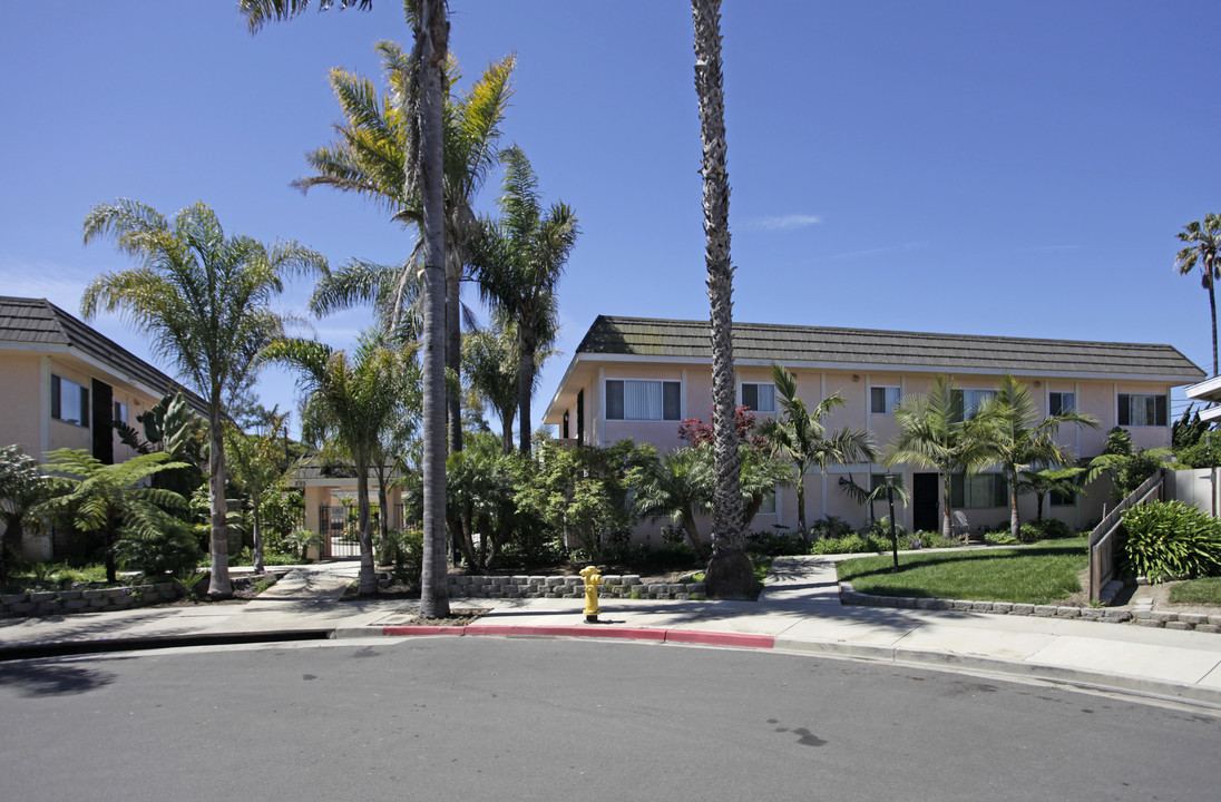 Empire Palms Apartments in Ventura, CA - Building Photo