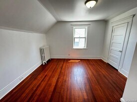 8 Dudley Pl in Yonkers, NY - Building Photo