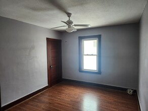 85 Bay View Ave, Unit 2 in Bristol, RI - Foto de edificio - Building Photo
