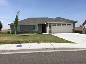 506 Manzanita Ln in Pasco, WA - Building Photo