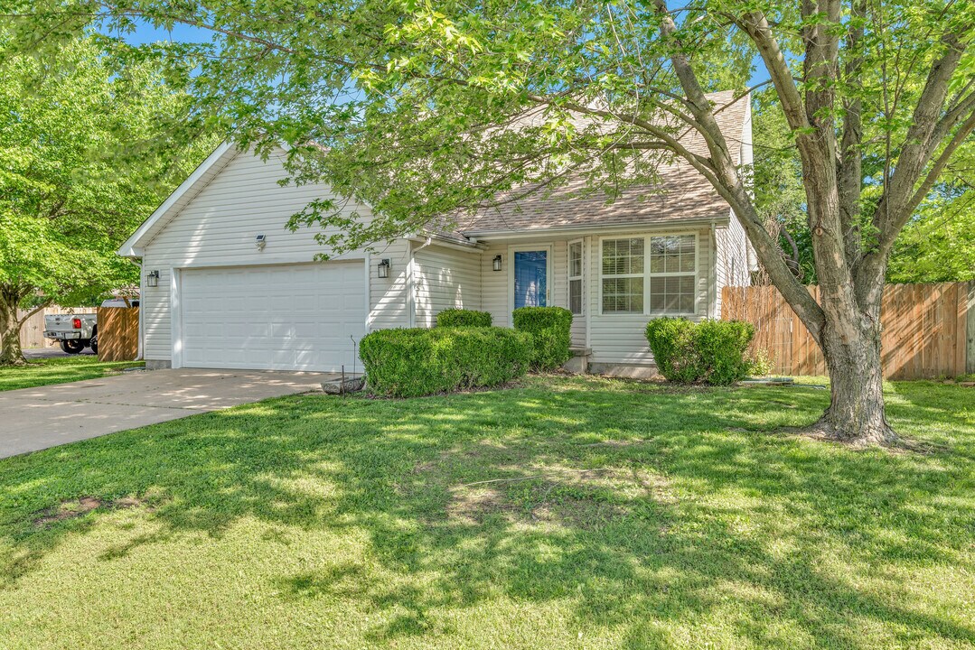 1427 Logan Dr in Webb City, MO - Building Photo
