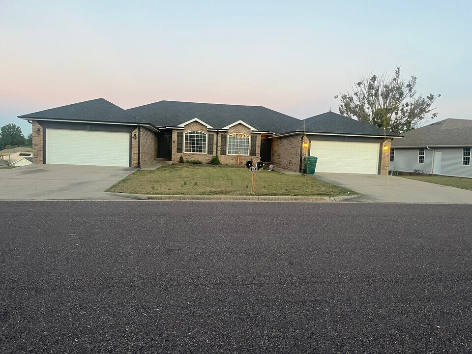 109 Aubree Ct in Monett, MO - Building Photo
