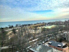 3100 N Lake Shore Dr, Unit 1402 in Chicago, IL - Foto de edificio - Building Photo