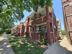 5030 W Hutchinson St in Chicago, IL - Building Photo - Building Photo
