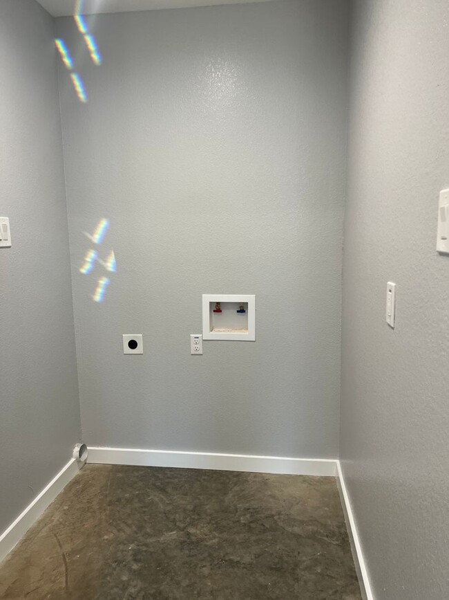 303 Limited St in Bellmead, TX - Building Photo - Building Photo