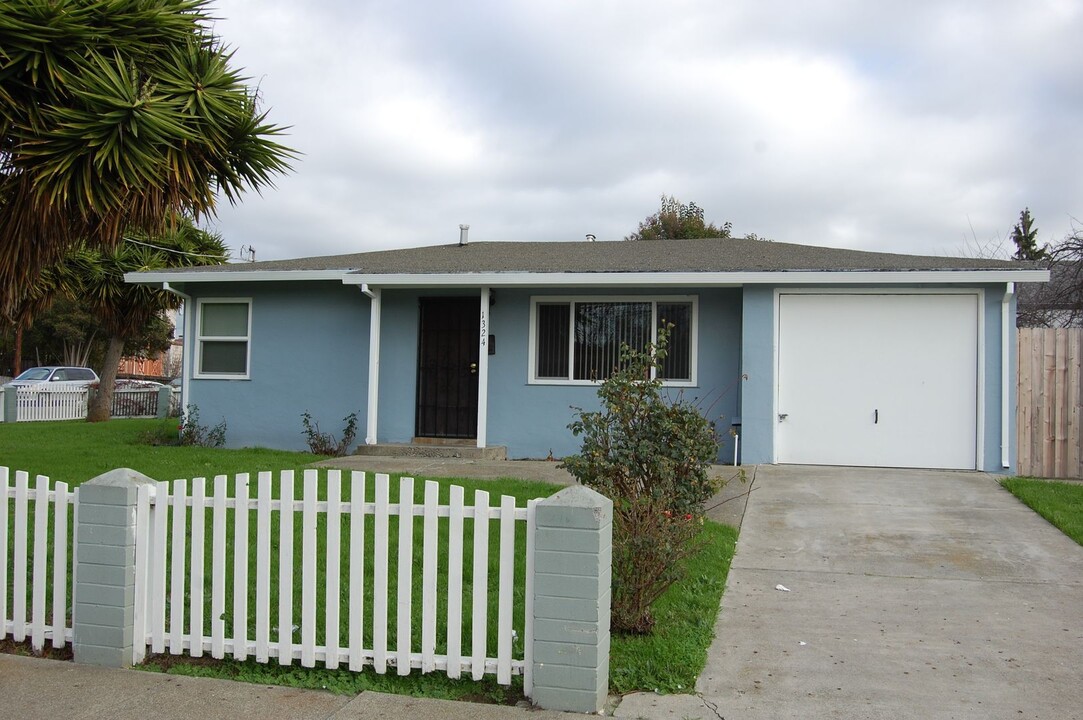 1324 Santa Clara St in Vallejo, CA - Building Photo
