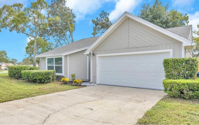 property at 3035 Hampstead Dr