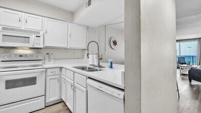 7205 Thomas Dr in Panama City Beach, FL - Building Photo - Building Photo