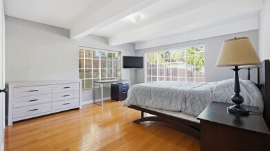 10350 Johanna Ave in Sunland, CA - Foto de edificio - Building Photo