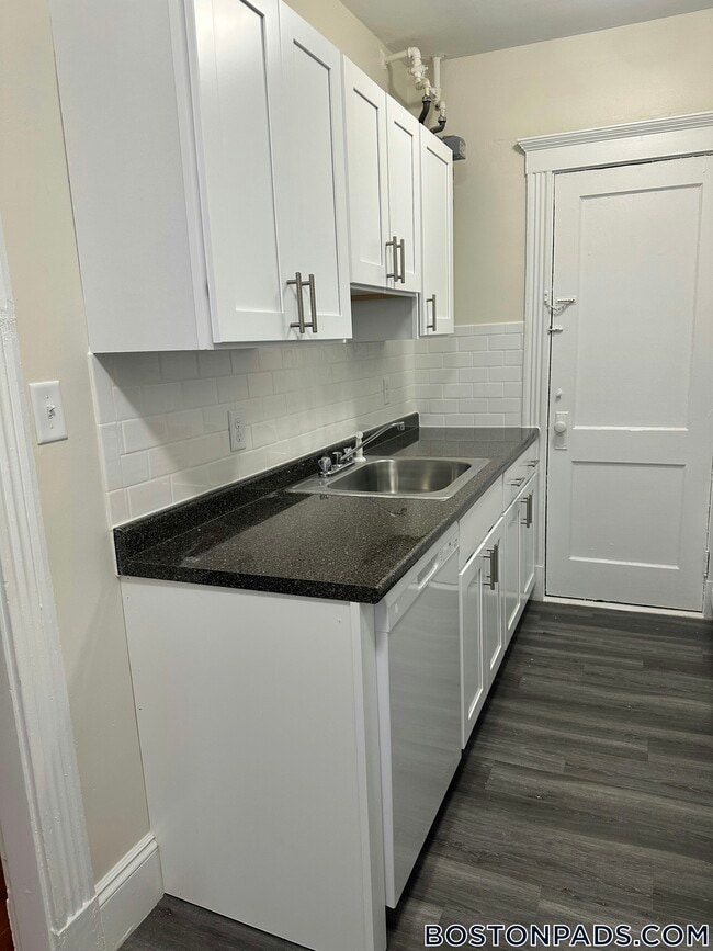 235 Park Dr, Unit 14 in Boston, MA - Foto de edificio - Building Photo