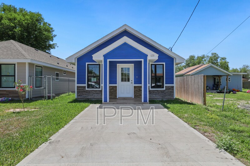 620 E Llano Grande St in Weslaco, TX - Building Photo