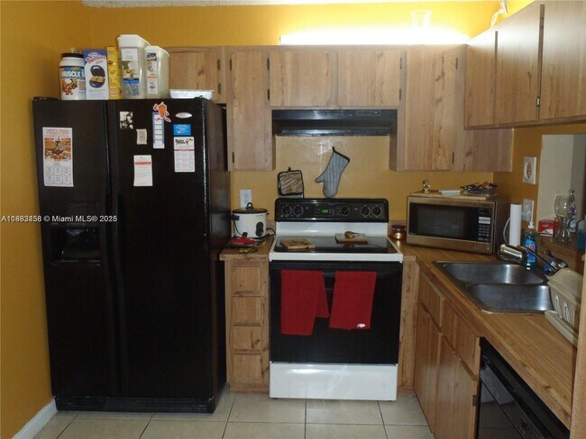2423 NW 89th Dr in Coral Springs, FL - Building Photo - Building Photo