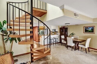 2725 NE 165th St in North Miami Beach, FL - Building Photo - Building Photo