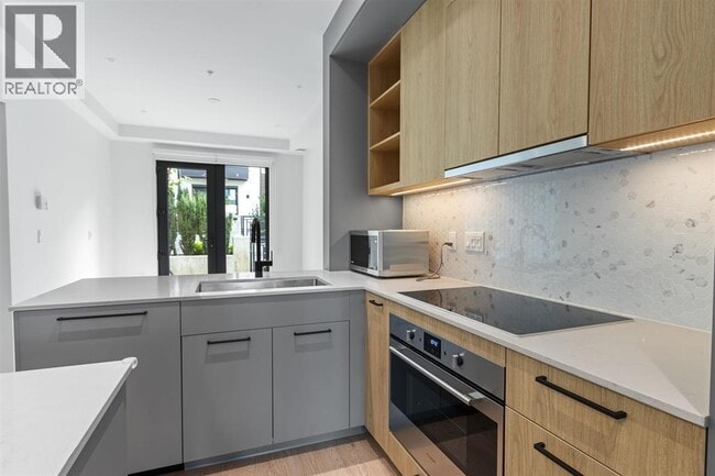 606 Foster Ave in Coquitlam, BC - Building Photo - Building Photo