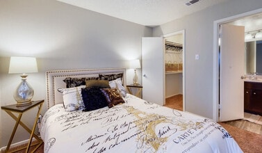 Holbrook Apartment Homes in Dallas, TX - Building Photo - Building Photo