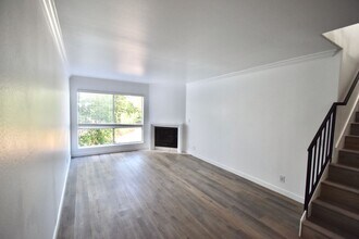 6041 Fulton Ave, Unit 205 in Los Angeles, CA - Foto de edificio - Building Photo