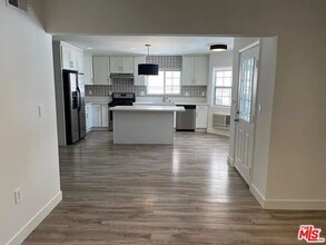 15025 Moorpark St in Sherman Oaks, CA - Building Photo - Building Photo