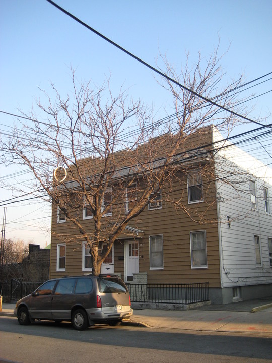 57-19 Xenia St in Flushing, NY - Building Photo