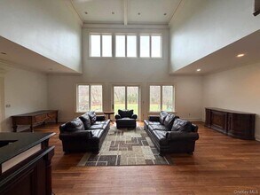 180 Stone Hill Rd in Bedford, NY - Building Photo - Building Photo