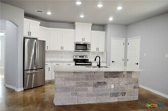 745 Freedom Cir in Nolanville, TX - Foto de edificio - Building Photo