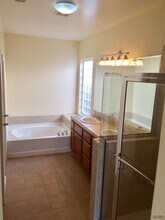 106 Emerald Isle Way in Bakersfield, CA - Building Photo - Building Photo