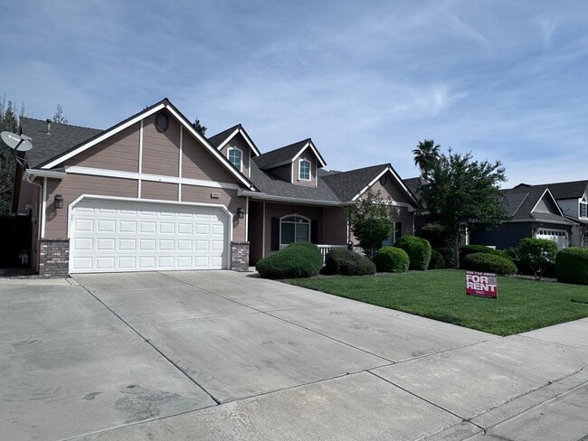 4944 W Lark Ave in Visalia, CA - Building Photo - Building Photo