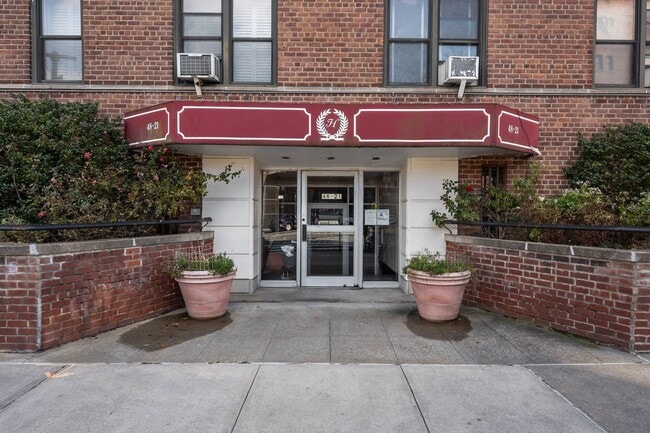 48-21 40th St in Queens, NY - Foto de edificio - Building Photo