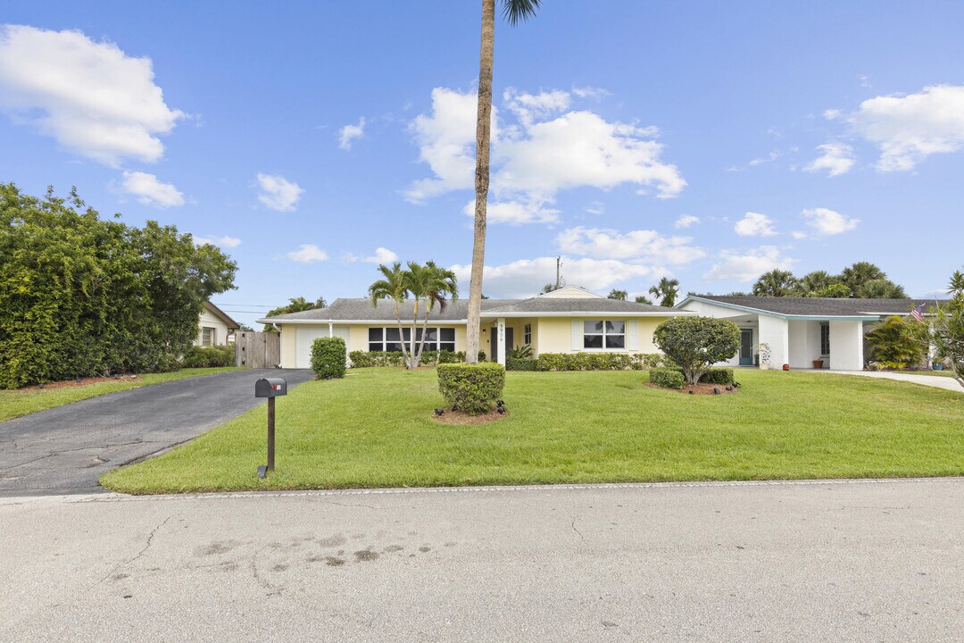 9956 Dahlia Ave in Palm Beach Gardens, FL - Building Photo