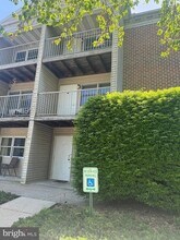 2101 Cedar Run Dr, Unit 208 in Camp Hill, PA - Foto de edificio - Building Photo