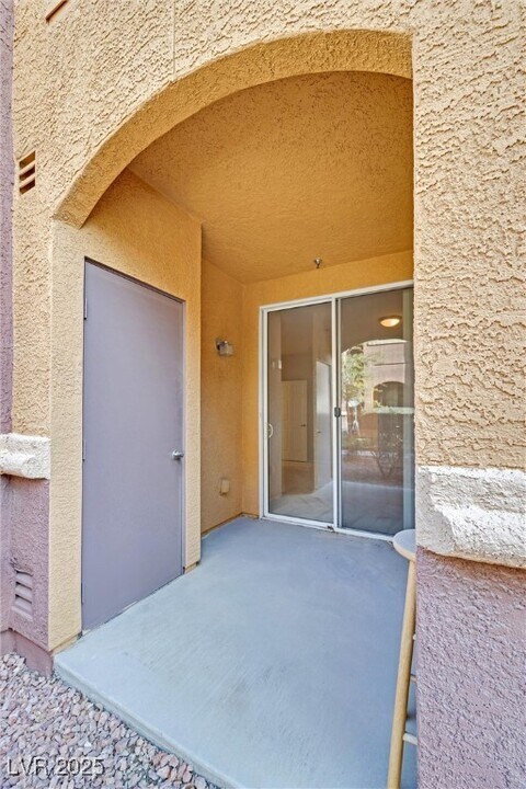 3975 N Hualapai Way in Las Vegas, NV - Building Photo