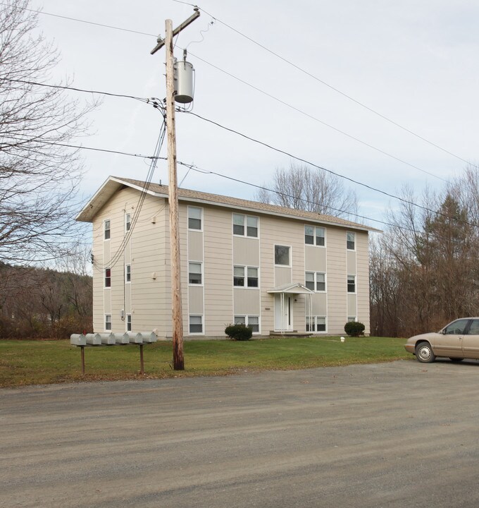 1 Lisa Ln in Castleton On Hudson, NY - Foto de edificio