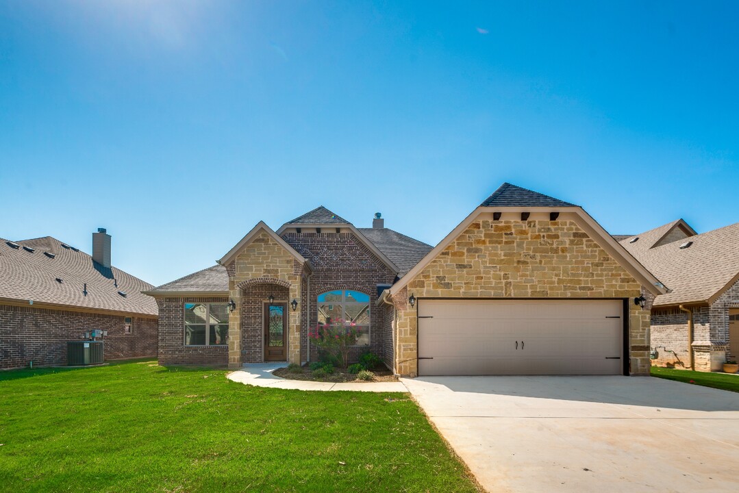 318 Oar Wood Dr in Granbury, TX - Building Photo