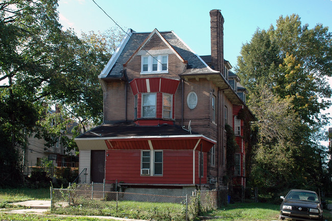 5713 Thomas Ave in Philadelphia, PA - Foto de edificio - Building Photo