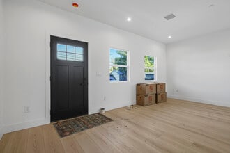 11533 Dronfield Ave in Pacoima, CA - Building Photo - Building Photo