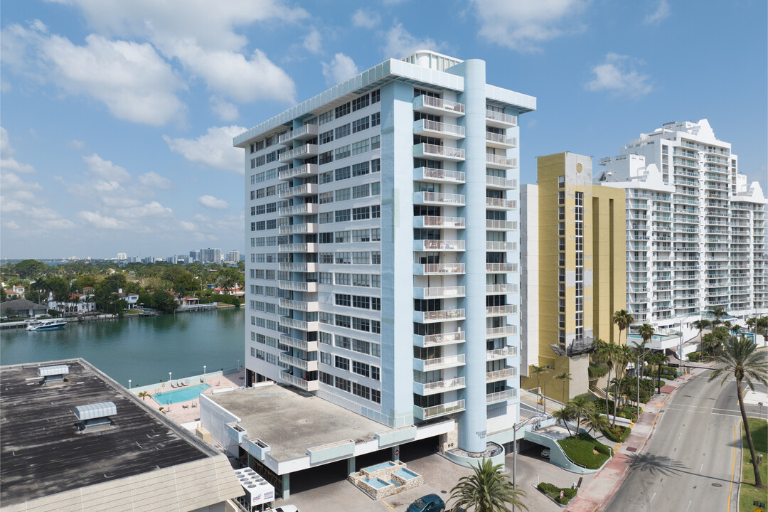 Regency Tower in Miami Beach, FL - Foto de edificio