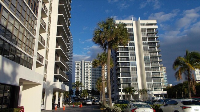 2017 S Ocean Dr, Unit #508 in Hallandale Beach, FL - Foto de edificio - Building Photo