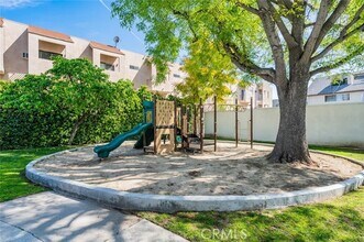 18555 Collins St, Unit Room B in Tarzana, CA - Building Photo - Building Photo
