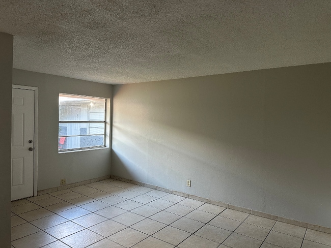 6151 Eaton St in Hollywood, FL - Building Photo - Building Photo
