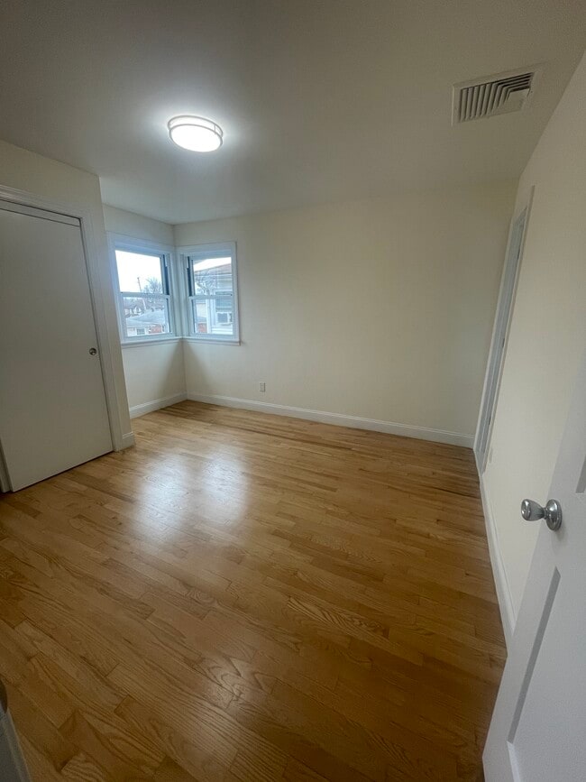 160 Laconia Ave, Unit 2 in Staten Island, NY - Foto de edificio - Building Photo