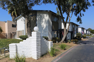 Country Airre Apartments in San Diego, CA - Building Photo - Building Photo