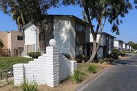 Country Airre Apartments in San Diego, CA - Building Photo - Building Photo