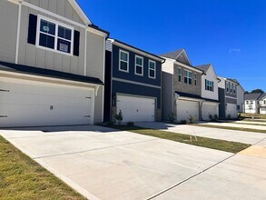 121 Founders Dr in Dawsonville, GA - Foto de edificio - Building Photo