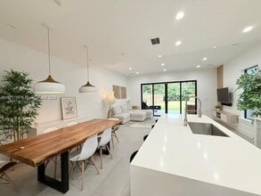 8871 SW 28th St in Miami, FL - Building Photo - Building Photo